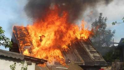 Шестеро спасателей потушили страшный пожар в Смоленской области