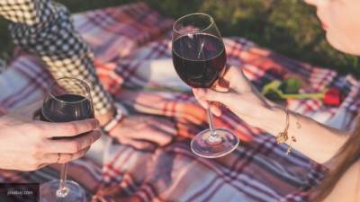 Врач рассказал, помогает ли красное вино в лечении COVID-19