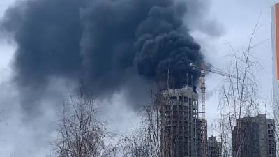 Пожар в строящемся доме на западе Москвы сняли на видео