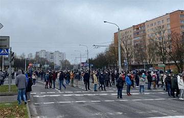 На Пушкинской в Минске люди вышли на проезжую часть