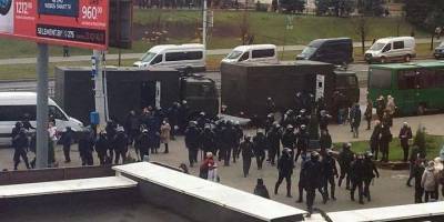 На акции протеста в Минске начались задержания: силовики применили светошумовые гранаты и газ