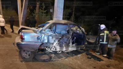 На Копорском шоссе автомобиль влетел в столб, водитель погиб — фото