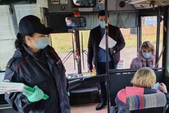 Вологжанам стали выдавать бесплатные маски в автобусах