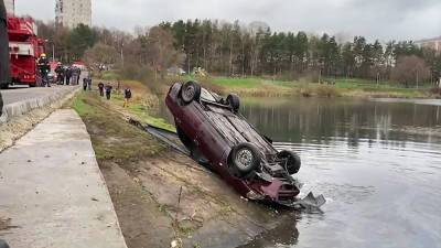 Во Внукове автомобиль с людьми упал в пруд