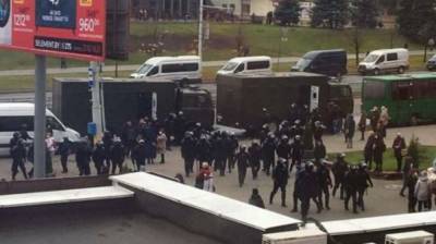 В Минск стягивают силовиков и спецтехнику: закрывают метро, начались задержания и проблемы с интернетом