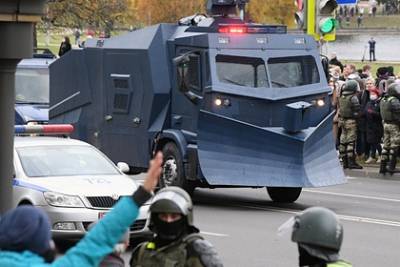 В Минск начали стягивать спецтехнику и силовиков с оружием