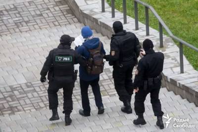 В Минске начались жесткие задержания, слышны взрывы