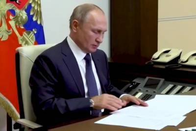«Зачем мне его читать?»: появились кадры подписания Путиным соглашения по Карабаху