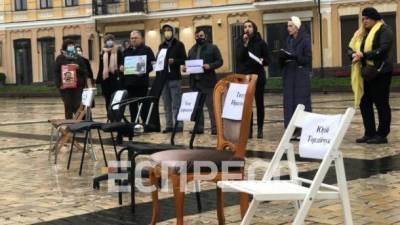 На Софийской площади выставили стулья с именами пленников Кремля. ВИДЕО- и ФОТОРЕПОРТАЖ