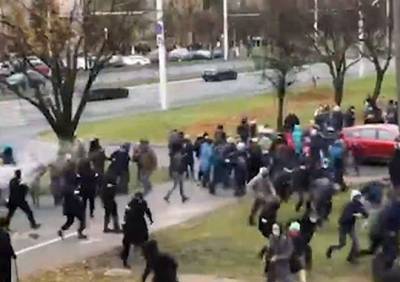 На митинге в Минске силовики применили светошумовые гранаты и газ