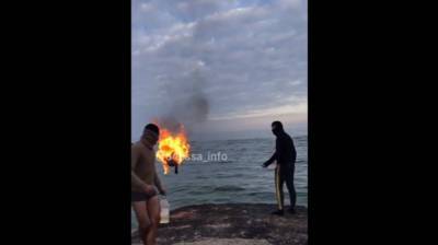 Жестокие развлечения в Одессе: мужчины поджигали себя и прыгали в море – видео 18+