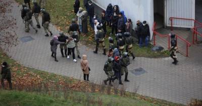 Протесты в Беларуси: в Минске раздаются взрывы, силовики применили слезоточивый газ и задерживают протестующих (9 фото)