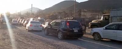 На дороге из Карабаха в Армению возникла многокилометровая пробка