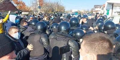 Президентские выборы в Молдове: столкновения на пункте пропуска с Приднестровьем и очереди на зарубежных участках — фото