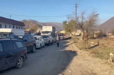 Армяне уходят из Нагорного Карабаха: на горных дорогах пробки. ВИДЕО
