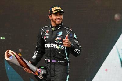 Пилот Хэмилтон стал семикратным чемпионом гонки "Формула-1"
