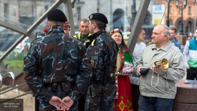 Белорусский ОМОН начал вытеснять протестующих с "площади перемен"