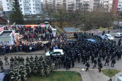 Силовики в Минске начали штурм мемориала на Площади перемен