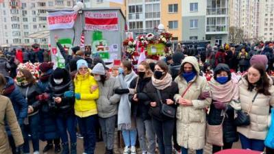 В Минске ОМОН атакует "площадь Перемен". Люди держат оборону
