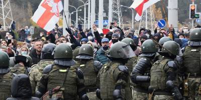 Протесты в Минске: силовики используют газ, слышны взрывы