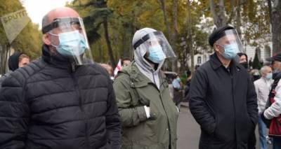 Протесты в масках - фото