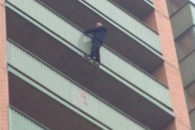 Спасатели сняли с балкона на юге Петербурга оказавшегося там мужчину