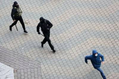 Оружие и гранаты: в Минске между протестующими и ОМОНом начался замес. ВИДЕО