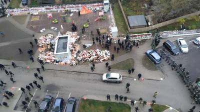 В Минске ОМОН жестко зачистил площадь с мемориалом погибшего Романа Бондаренко