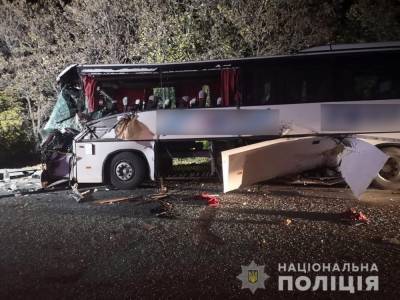 В Запорожье автобус не разминулся с трактором: есть погибшие