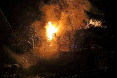 В смоленской деревне Жуково в 6 утра горела баня. Есть пострадавший