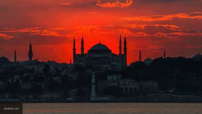 Огонь охватил старинную деревянную мечеть в Стамбуле