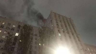 СМИ сообщили о пожаре в историческом здании на западе Москвы