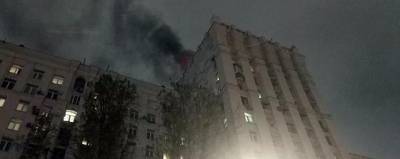В Москве горит построенное в середине XX века историческое здание
