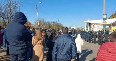 Столкновения на пункте пропуска Молдовы с Приднестровьем: активисты фиксируют подвоз избирателей (10 фото)