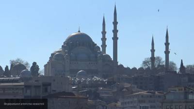 Одну из старейших мечетей в Стамбуле охватил пожар