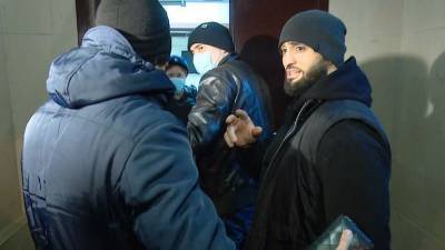 Боец UFC Адам Яндиев доставлен в отдел дознания МВД, ближайшую ночь он может провести в участке