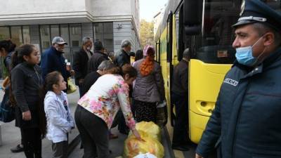 Автобусы с беженцами прибыли в Степанакерт — эксклюзивные кадры