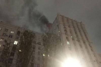 Пожар на крыше жилого дома в центре Москвы ликвидирован