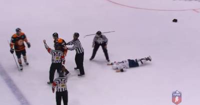 Понадобилась госпитализация: хоккеист нокаутировал соперника невероятно жестким ударом (видео)