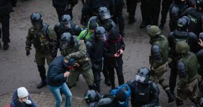 В Минске силовики со щитами за две минуты окружили демонстрантов и жестко разогнали акцию (10 фото)