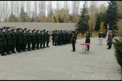 В Волгограде на Мамаевом кургане военную присягу приняли гвардейцы