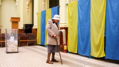 Явка на втором туре выборов на Украине в полдень составила менее 9%