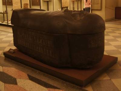 На выставке в Египте представили саркофаги с мумиями возрастом 2500 лет (фото)
