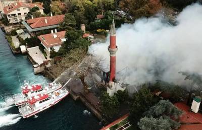 Крупный пожар вспыхнул в Стамбуле: горела старинная мечеть