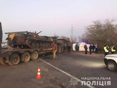 Под Одессой военный тягач с БМП сбил пассажирский микроавтобус (фото)
