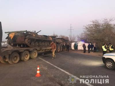 В Одесской области перевернулся автобус из-за тягача с танком: есть пострадавшие – фото, видео