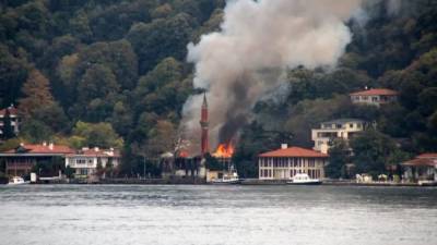 Серьезный пожар произошел в мечети XVII века в Стамбуле: видео