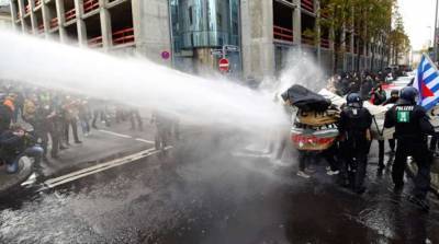 В Германии полиция разогнала водометом коронаскептиков