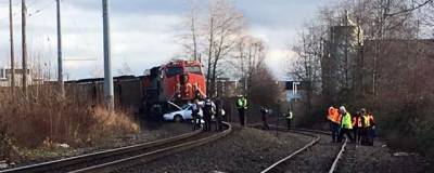 В Приамурье из-за столкновения поезда с автомобилем один человек погиб и один пострадал
