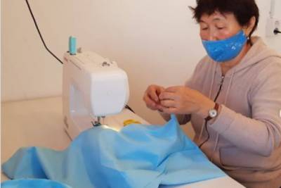 Волонтёры Аги начали шить костюмы для медработников